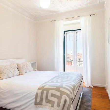 Spacious Apartment Near Saldanha Lisbon Exterior photo