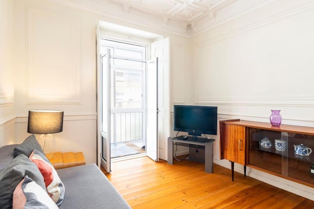 Spacious Apartment Near Saldanha Lisbon Exterior photo