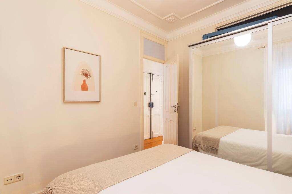 Spacious Apartment Near Saldanha Lisbon Exterior photo
