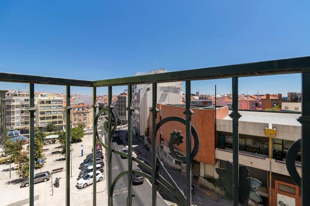 Spacious Apartment Near Saldanha Lisbon Exterior photo