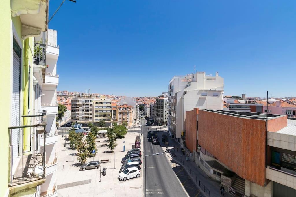 Spacious Apartment Near Saldanha Lisbon Exterior photo