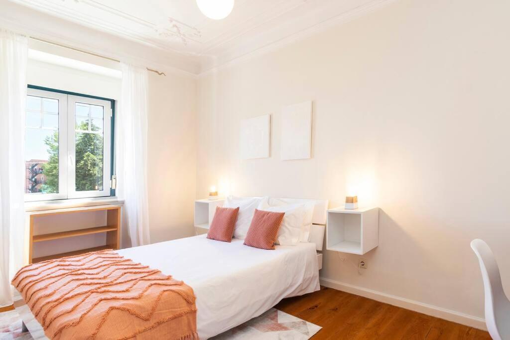 Spacious Apartment Near Saldanha Lisbon Exterior photo