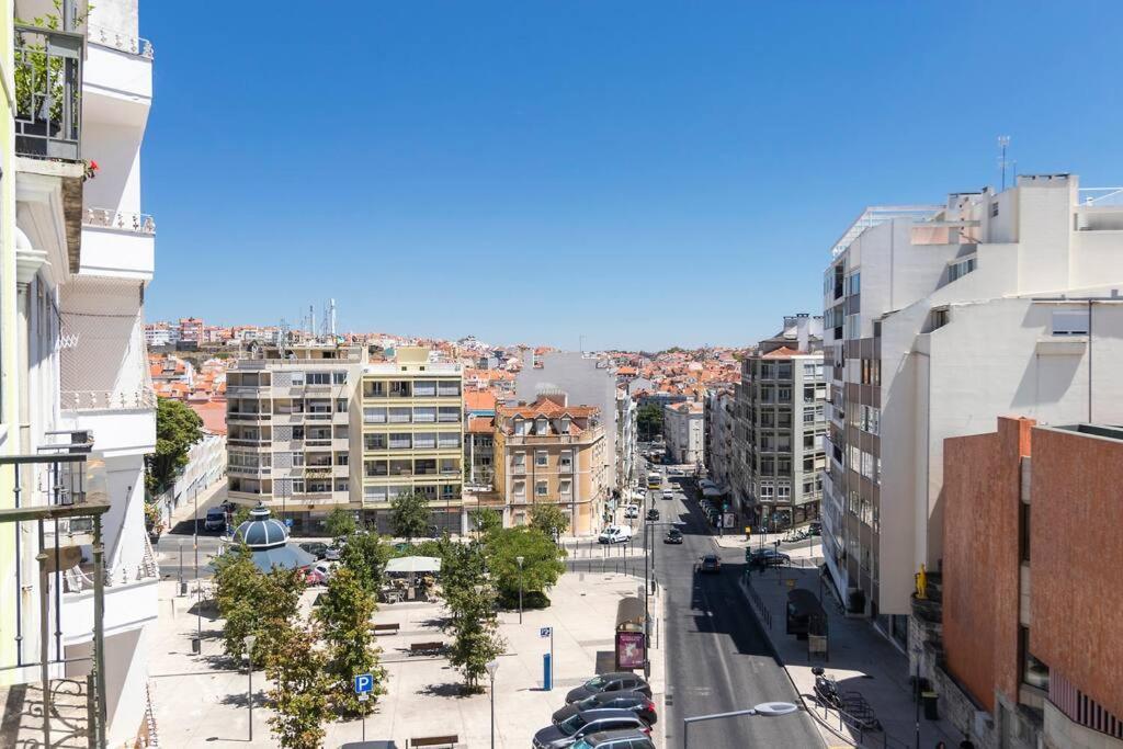 Spacious Apartment Near Saldanha Lisbon Exterior photo